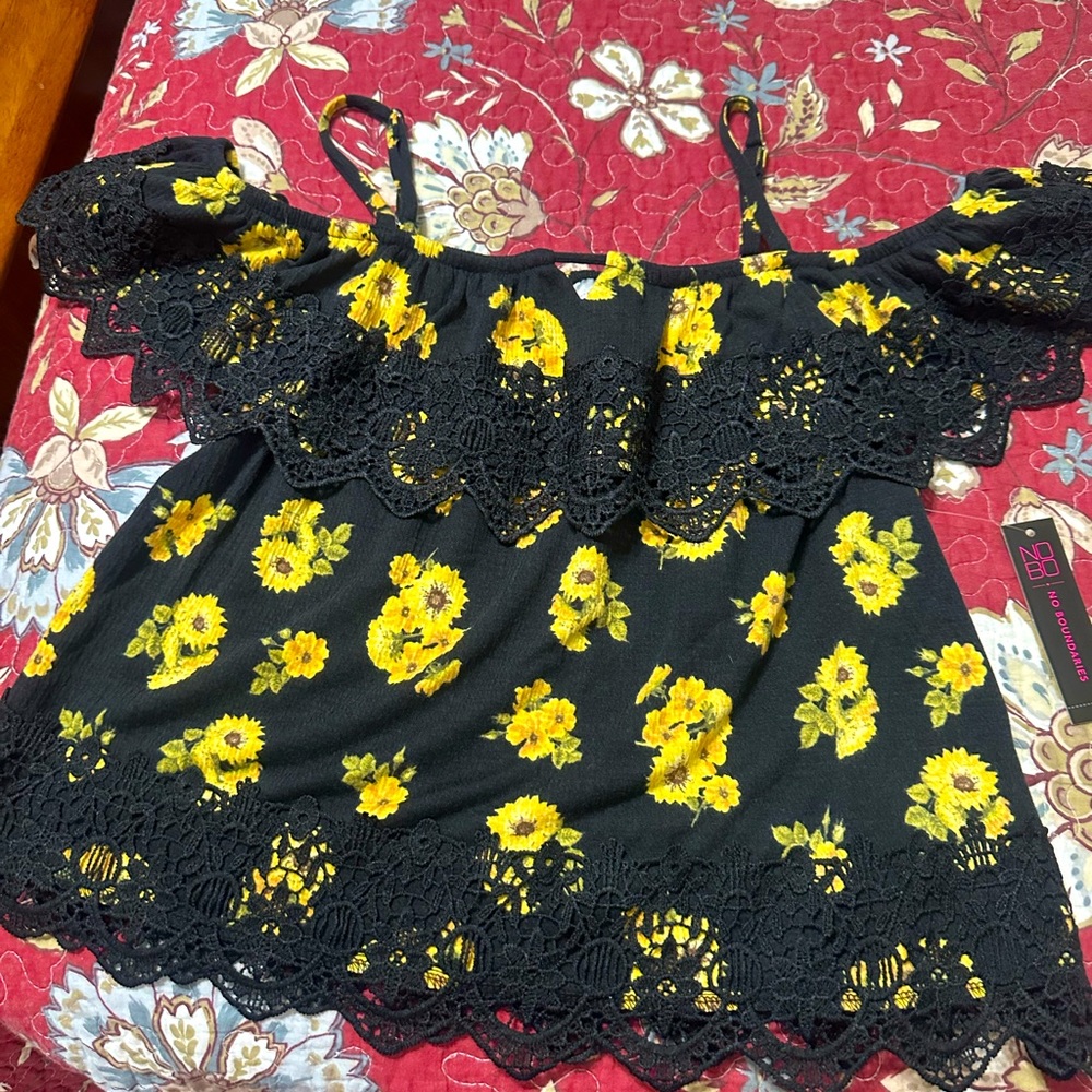 Super cute No Boundaries top